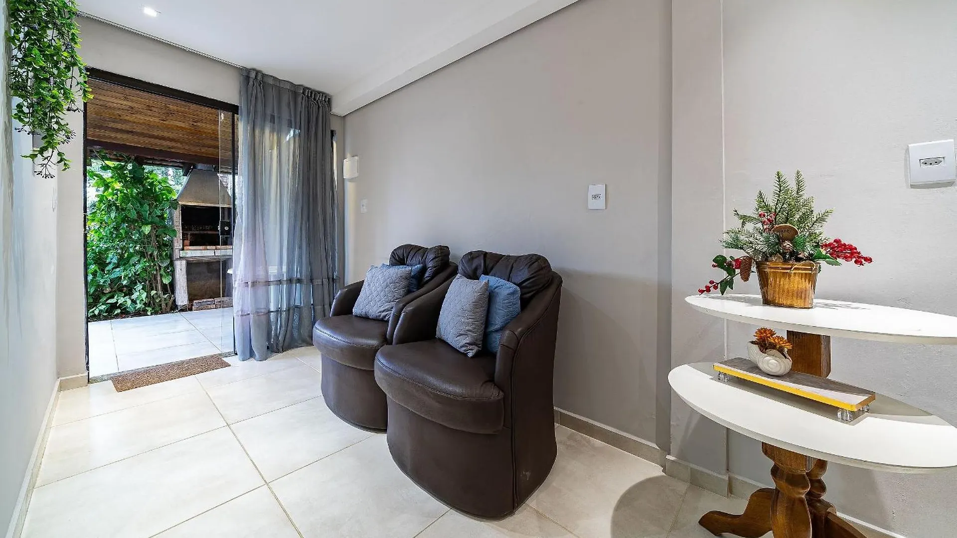 272 - Apartamento Com 02 Dormitorios A 200M Da Praia De Canto Grande Bombinhas 0*,